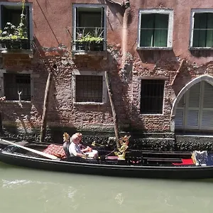 Apartment Saint Mark Canal View, Venice